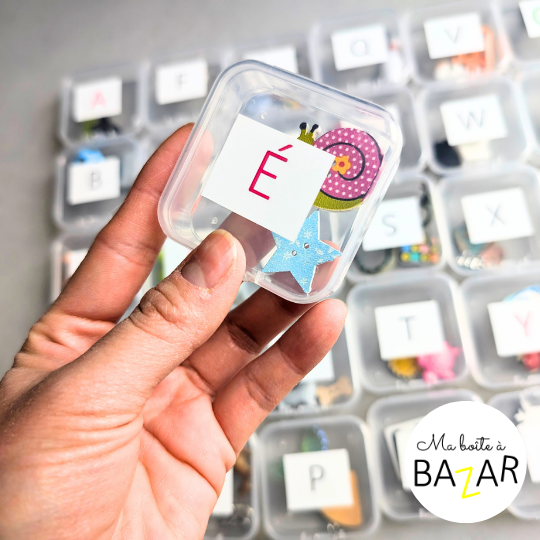 Apprendre à lire avec des petits objets Montessori : une méthode ludique et efficace